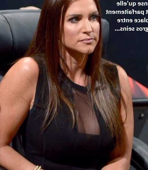 Stephanie McMahon und Bildunterschriften