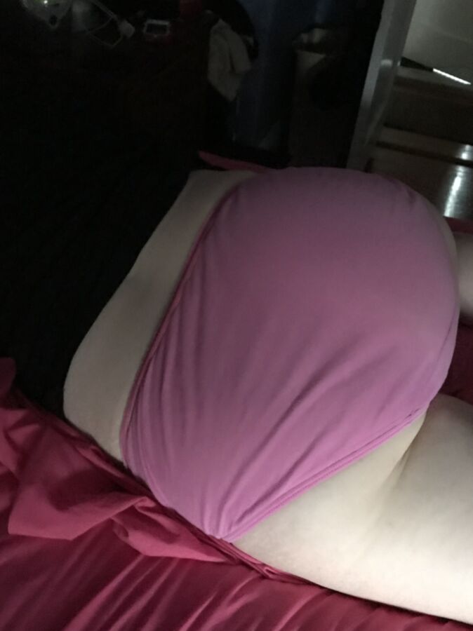 enormes tetas durmiendo en una camiseta sin mangas