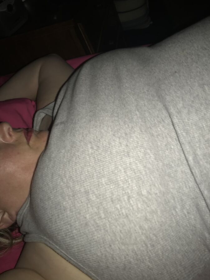 enormes tetas durmiendo en una camiseta sin mangas