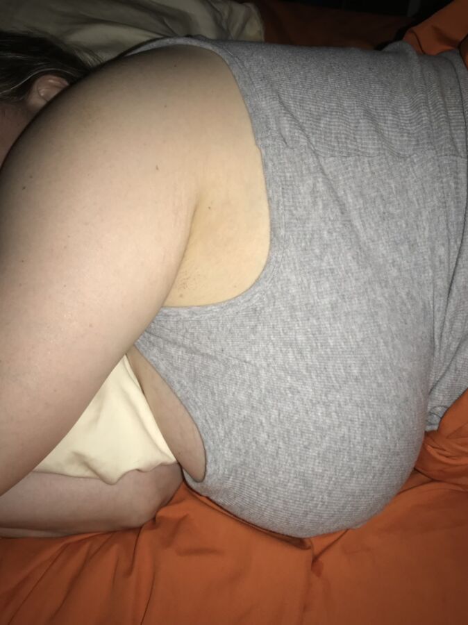 enormes tetas durmiendo en una camiseta sin mangas