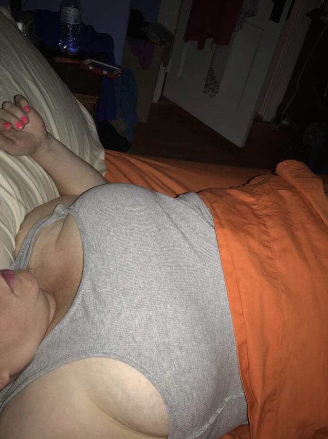 enormes tetas durmiendo en una camiseta sin mangas