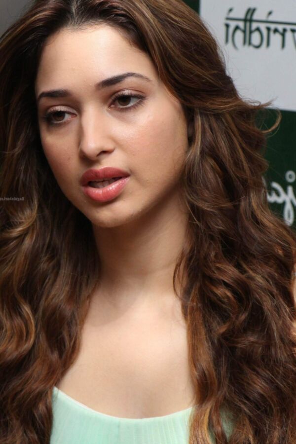 Tamannaah Bhatia - diva indiana curvilínea de Bollywood em roupa linda