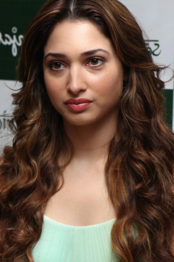 Tamannaah Bhatia - diva indiana curvilínea de Bollywood em roupa linda