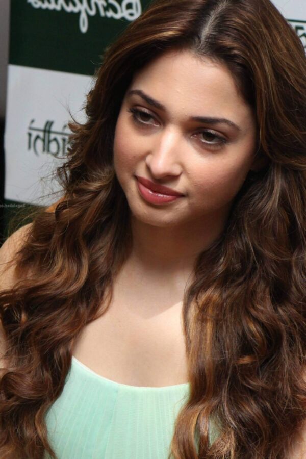 Tamannaah Bhatia - diva indiana curvilínea de Bollywood em roupa linda