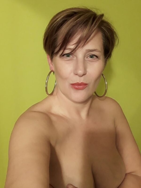 awesome mature whore with huge natural saggy tits