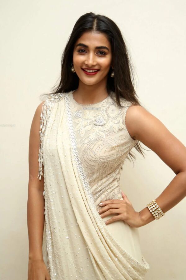 Pooja Hegde: Nena india sexy de Bollywood posa con un traje magnífico