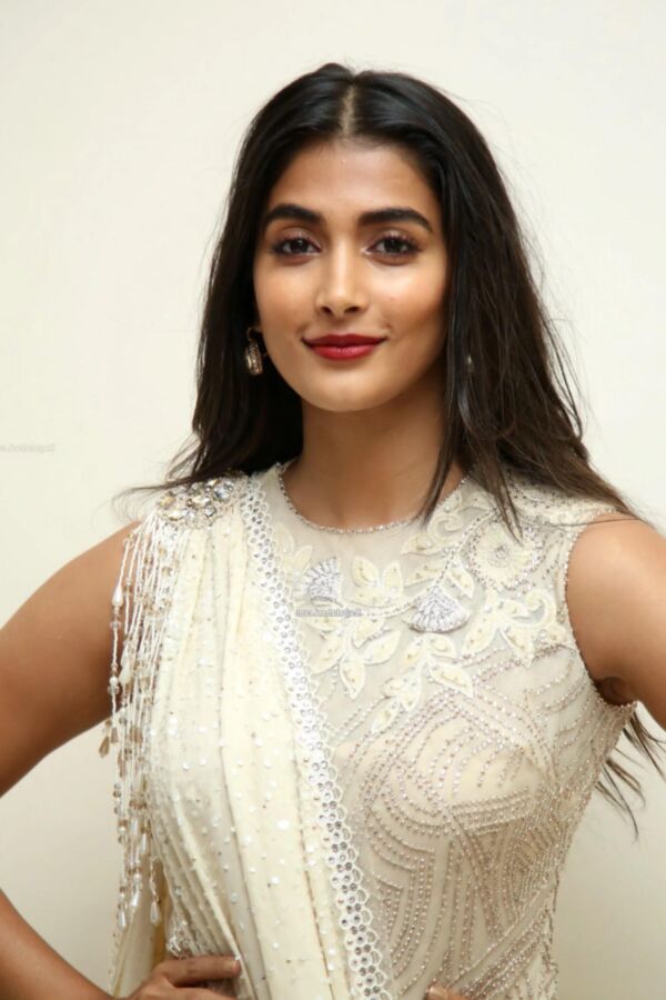 Pooja Hegde: Nena india sexy de Bollywood posa con un traje magnífico