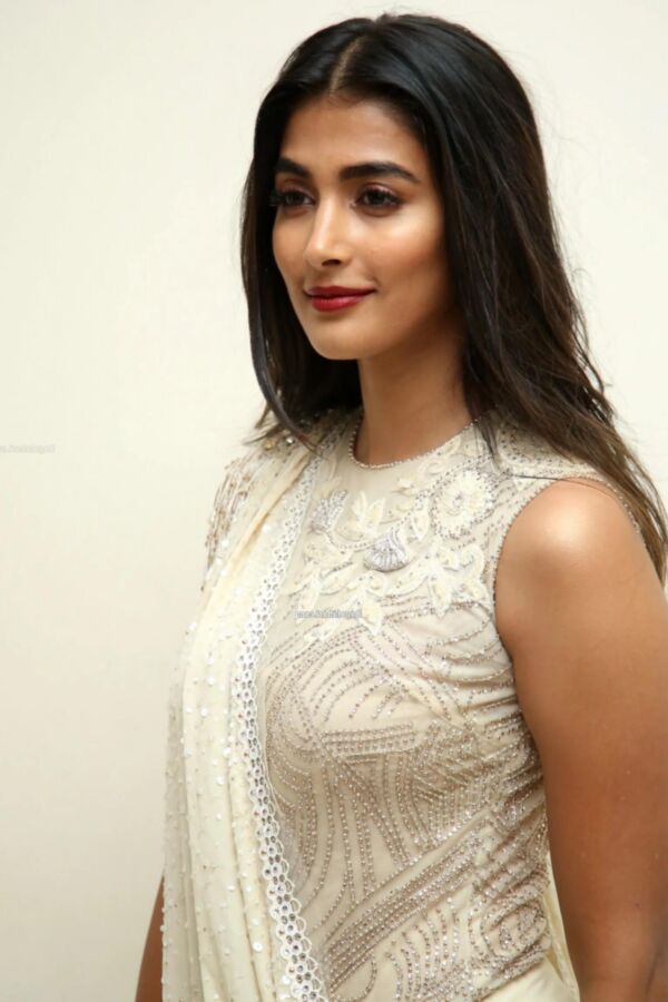 Pooja Hegde: Nena india sexy de Bollywood posa con un traje magnífico