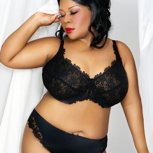 Plus-Size-Model Asia Monet