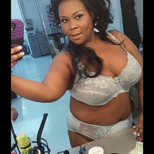 Plus-Size-Model Asia Monet