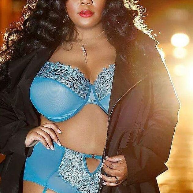 Plus-Size-Model Asia Monet