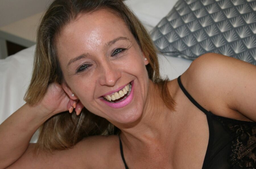 Hübsche MILF Caroline auf dem Bett