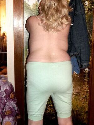 Pantalons blondes matures aux cheveux longs