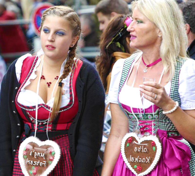 Fesche Madln im Dirndl zum Zweihundertachtundsechsigst`n