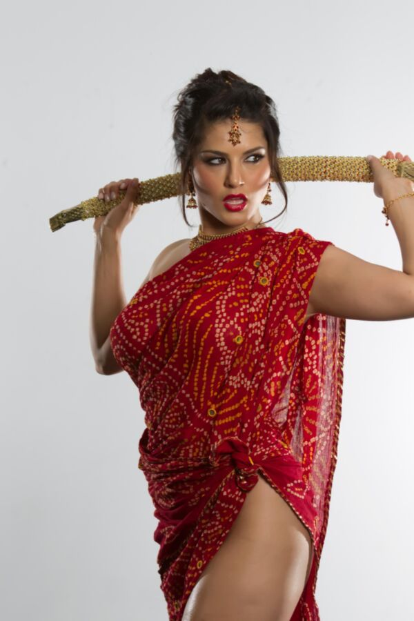 Sunny Leone - celebridade indiana peituda em saree vermelho étnico posa nua