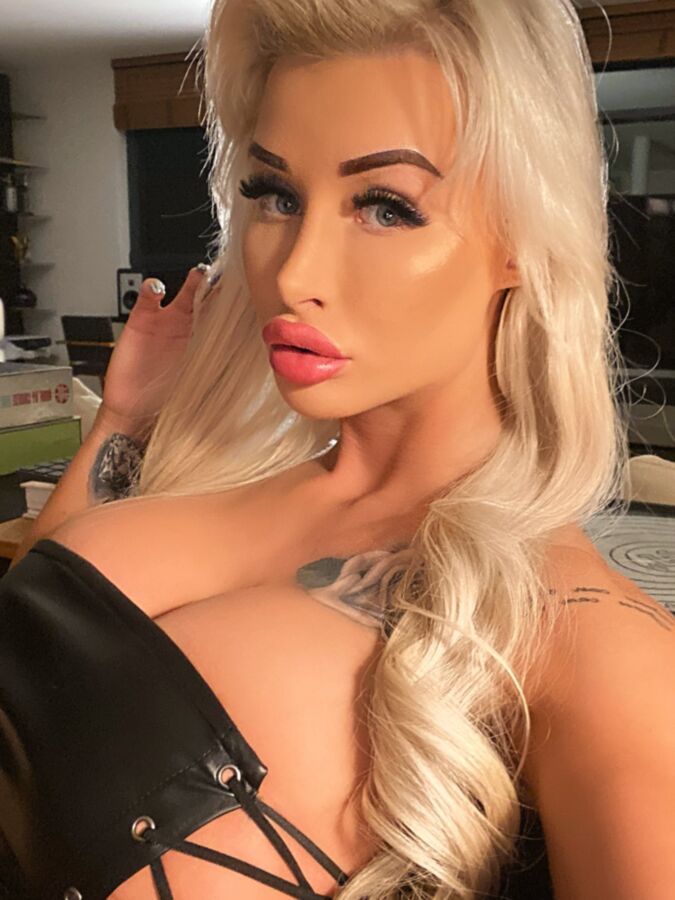 Paulina J. Bonbonblondes Flittchen mit riesigen Silikonbrüsten