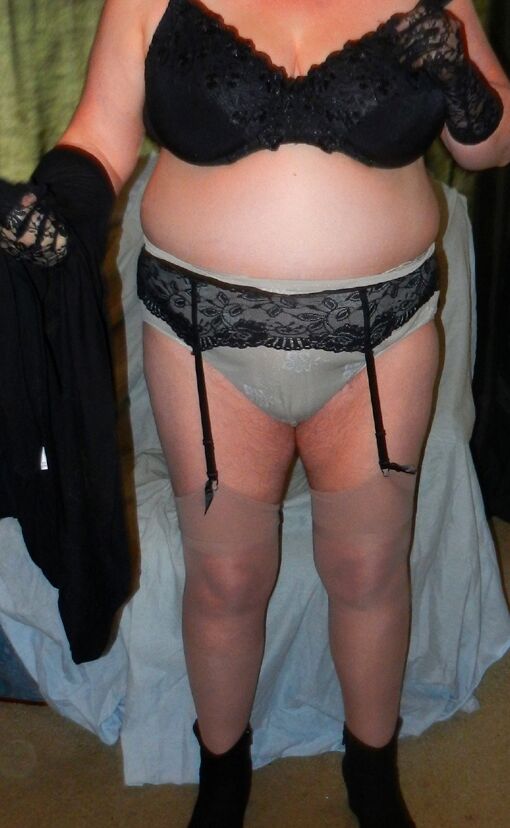 HUMILIATION DE STRIPTEASE DE FEMME !