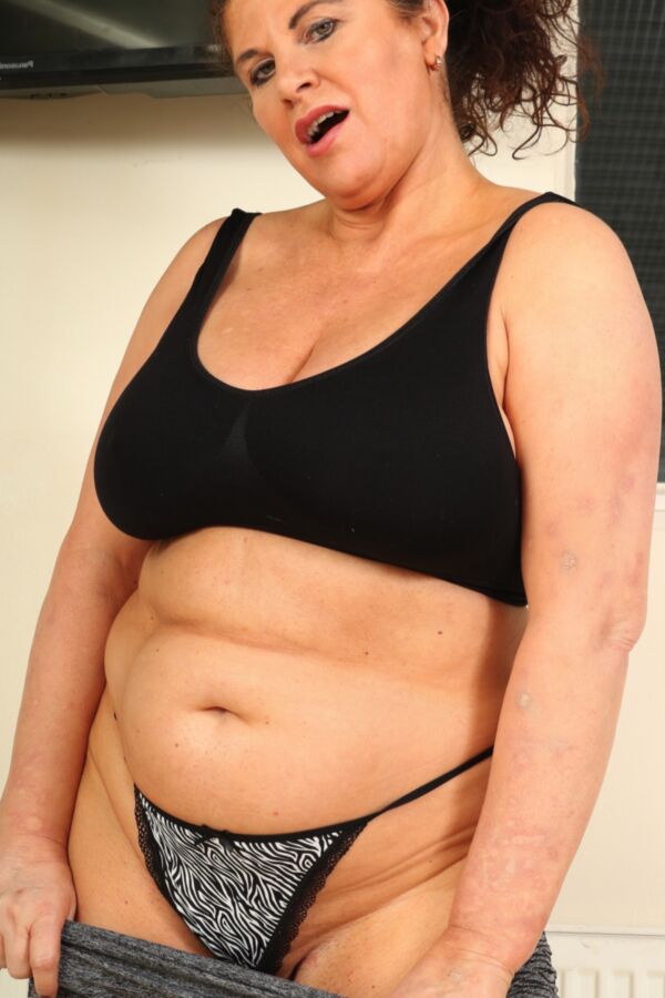 Solidly built MILF Gilly has aged into a fat sweaty old splosher