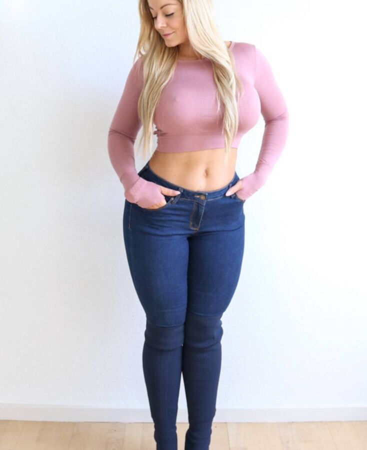 Mia, blonde bien roulée, fitness, avec de gros seins.