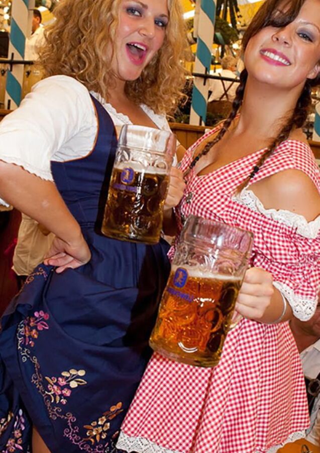 Fesche Madln im Dirndl zum Zweihundertsechsundsiebzigst`n