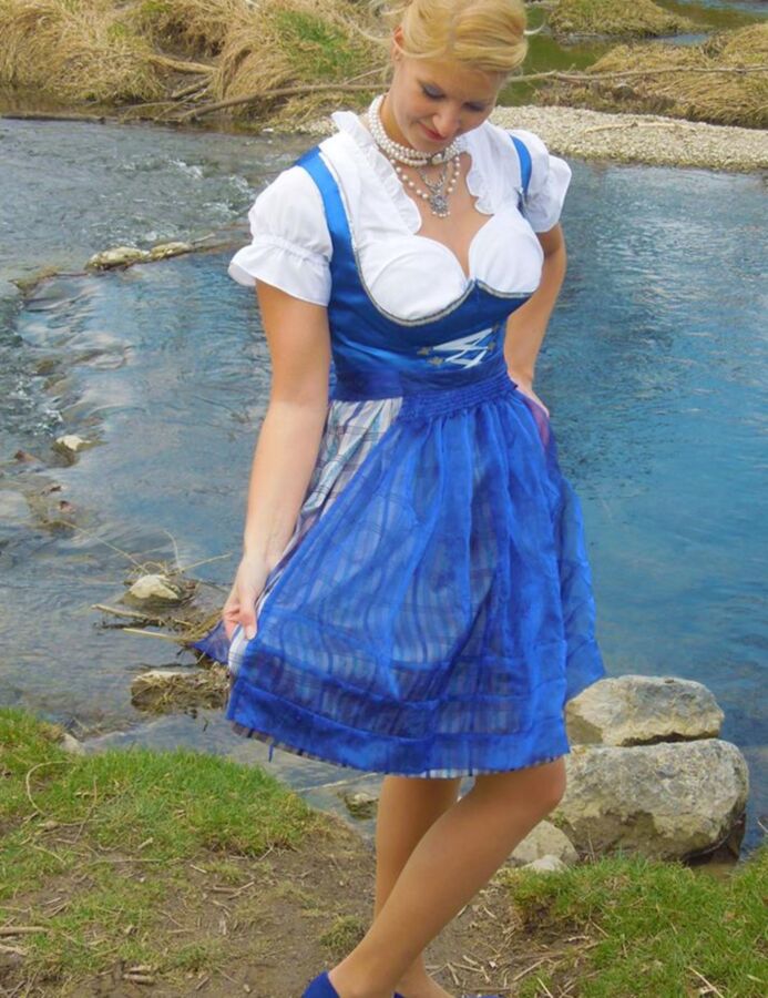 Fesche Madln im Dirndl zum Zweihundertsechsundsiebzigst`n