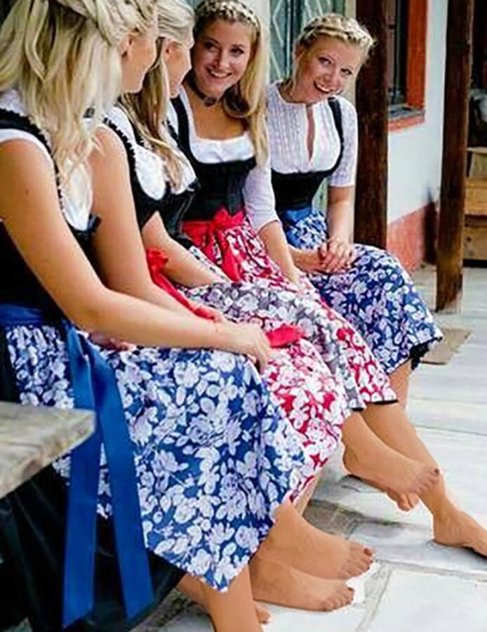 Fesche Madln im Dirndl zum Zweihundertsechsundsiebzigst`n