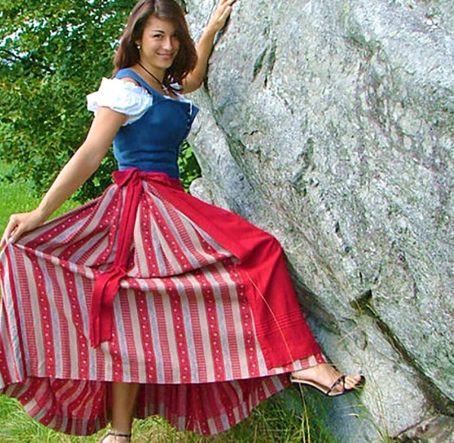 Fesche Madln im Dirndl zum Zweihundertsechsundsiebzigst`n