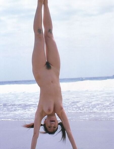 Titten im Handstand