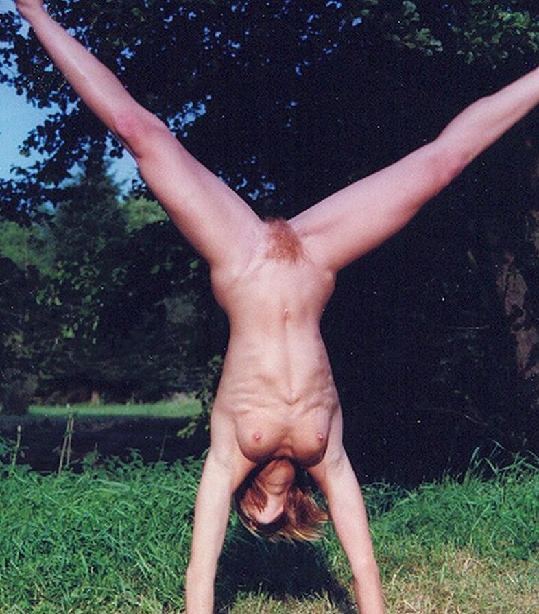 Titten im Handstand