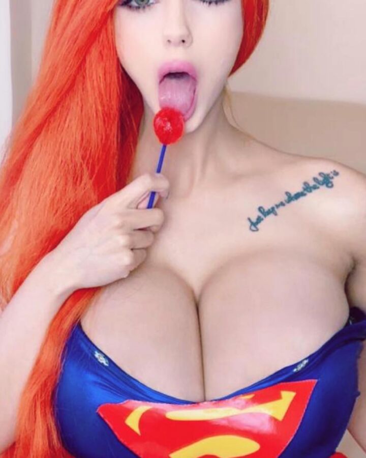 Adriana, bimbo cosplay en plastique amélioré avec des seins énormes