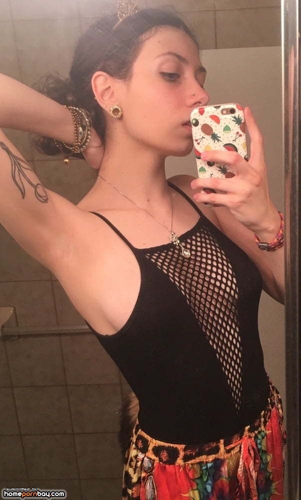 Mes selfies emo aux seins percés préférés