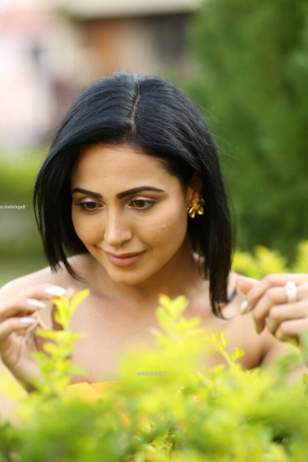 Nandini Rai- Beautiful Indian Bollywood Diva in Yellow Dress