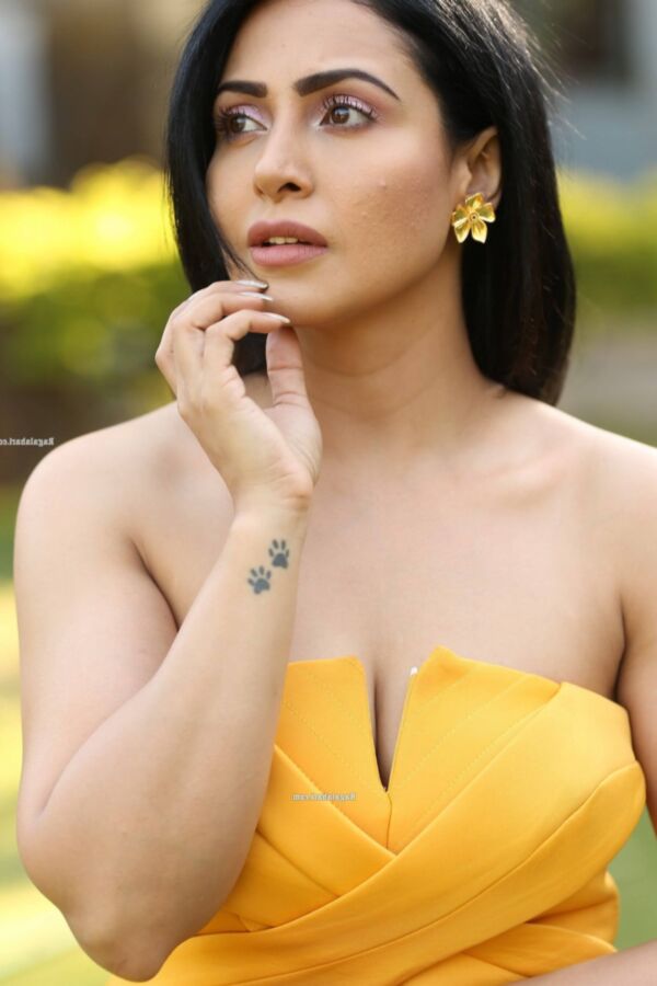 Nandini Rai- Beautiful Indian Bollywood Diva in Yellow Dress