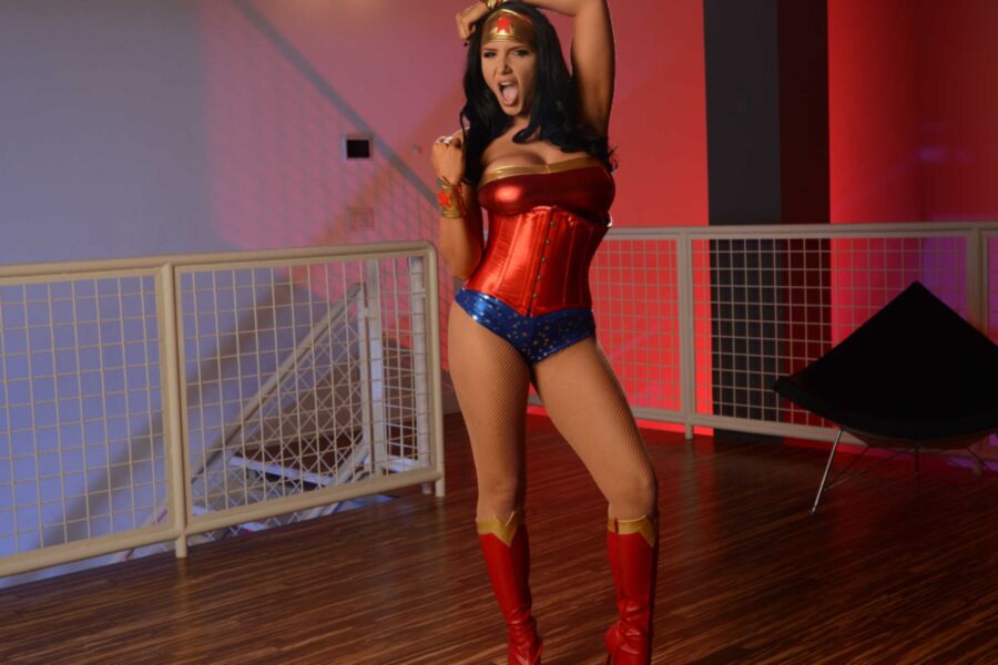 Romi Rain, Charles Dera – Wonder Woman, eine XXX-Parodie