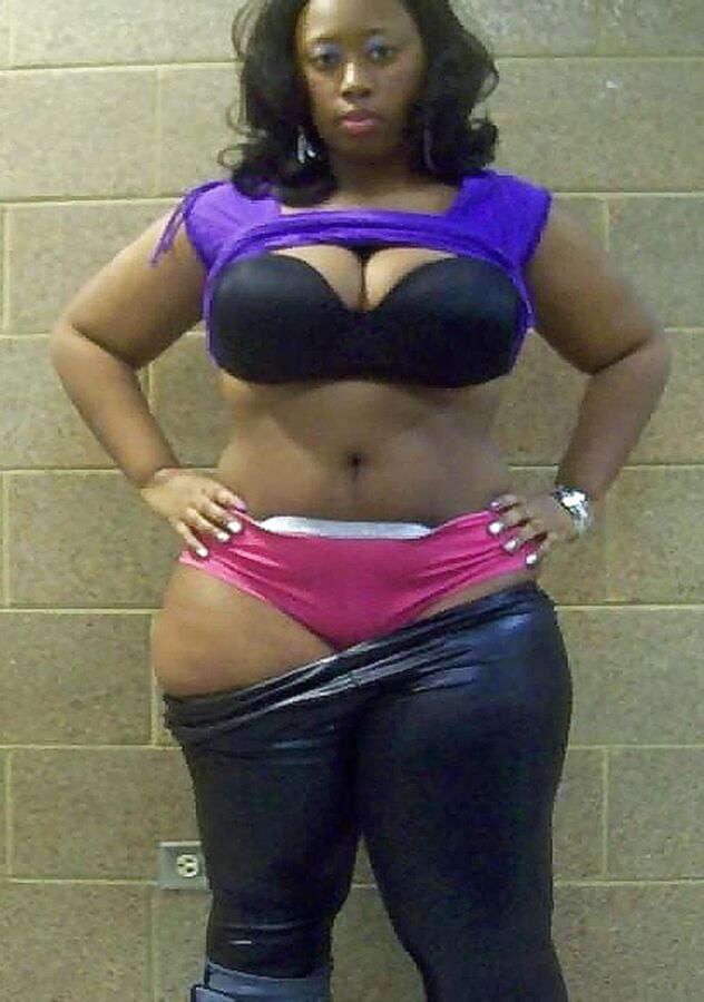 Chubby ebony poser