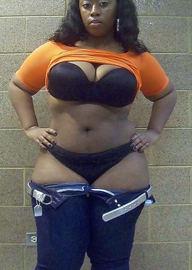 Chubby ebony poser