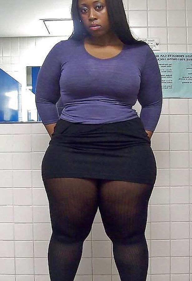 Chubby ebony poser