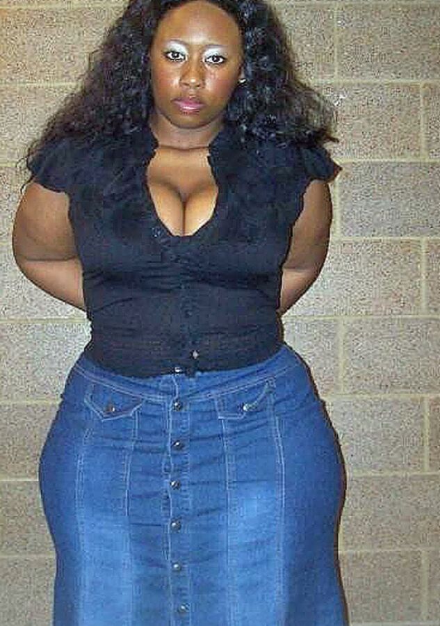 Chubby ebony poser