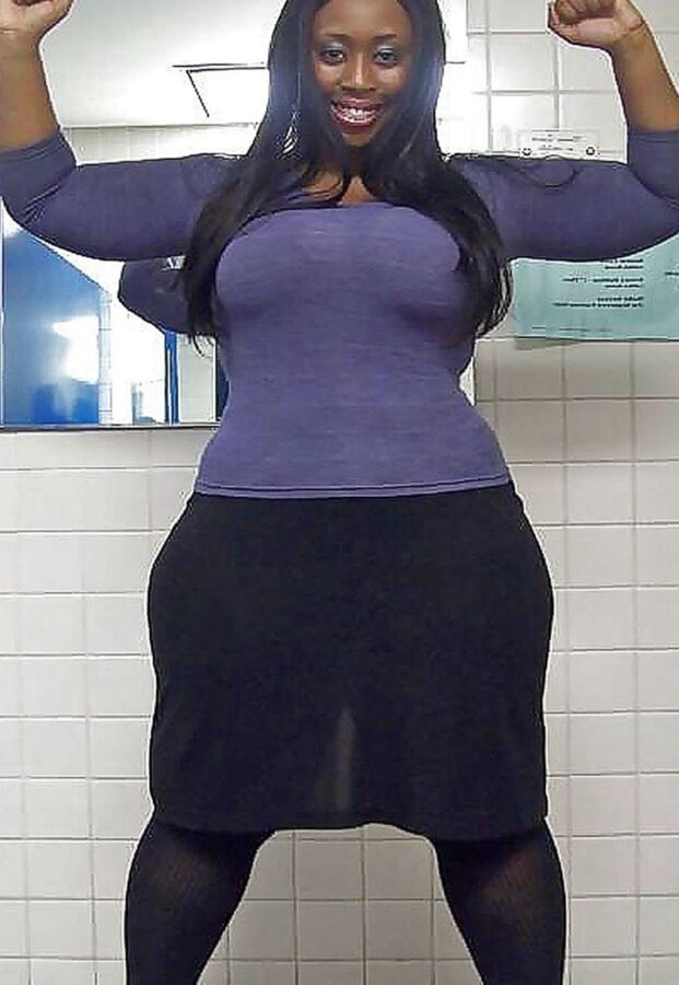 Chubby ebony poser