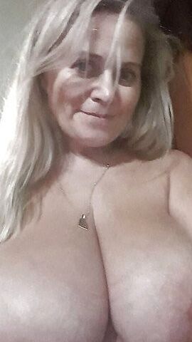 La milf Natasha a fait des sefies avec ses gros seins