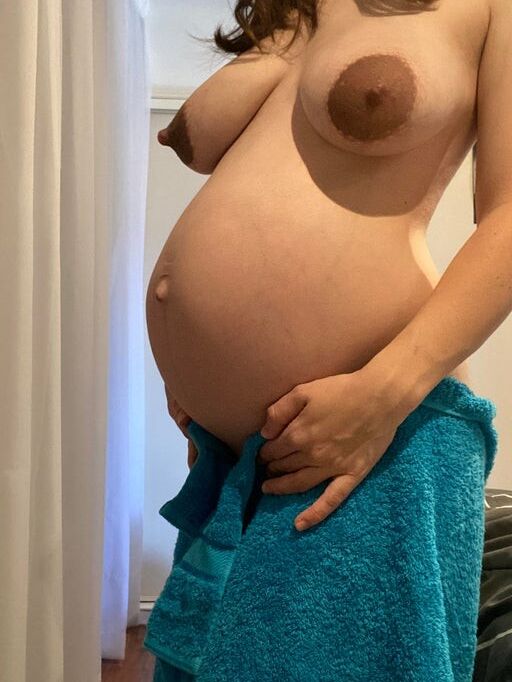 Pregnant Australian Single Mom