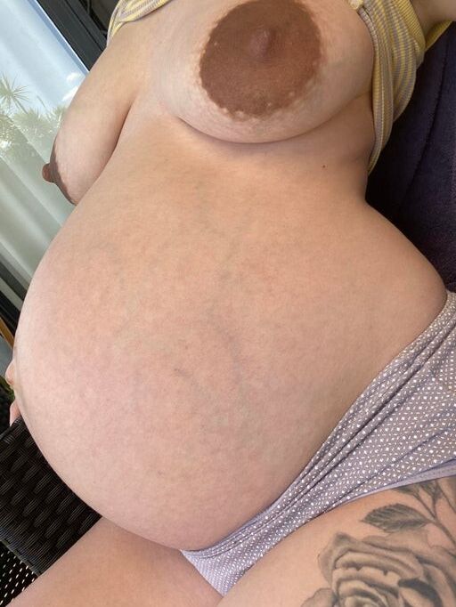 Pregnant Australian Single Mom