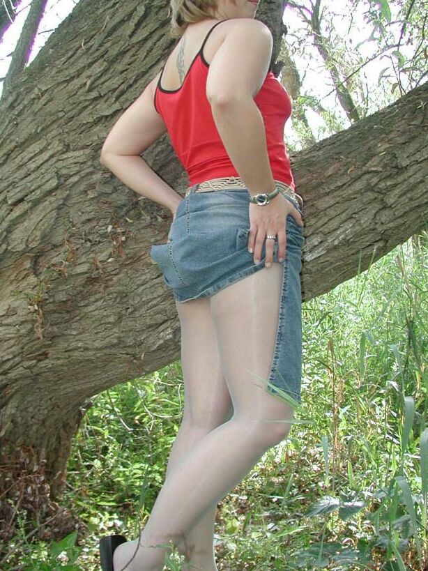 Katrin est souvent excitée dans les bois ! 