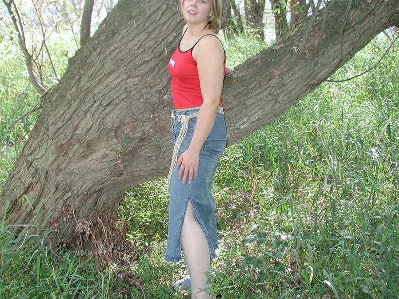 ¡Katrin a menudo se pone cachonda en el bosque! 