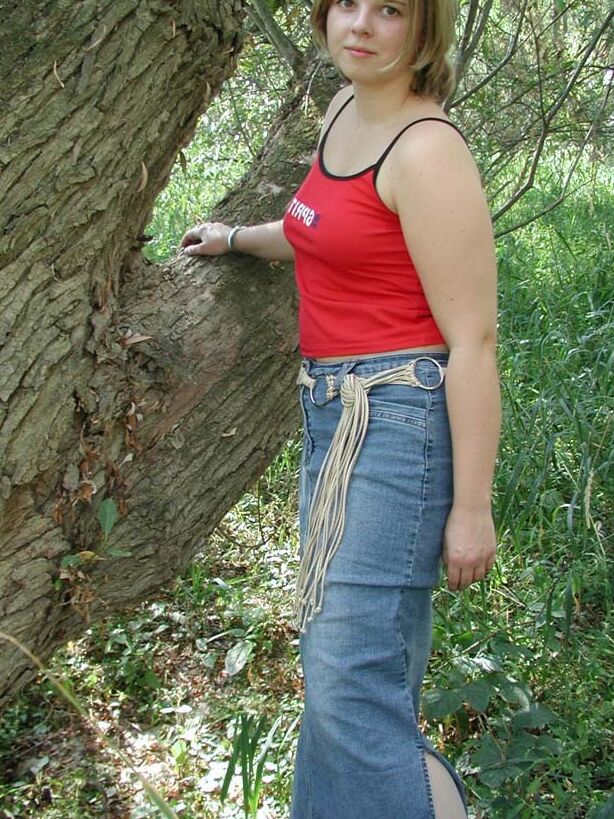 ¡Katrin a menudo se pone cachonda en el bosque! 