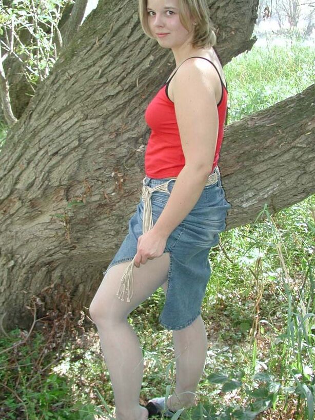 ¡Katrin a menudo se pone cachonda en el bosque! 