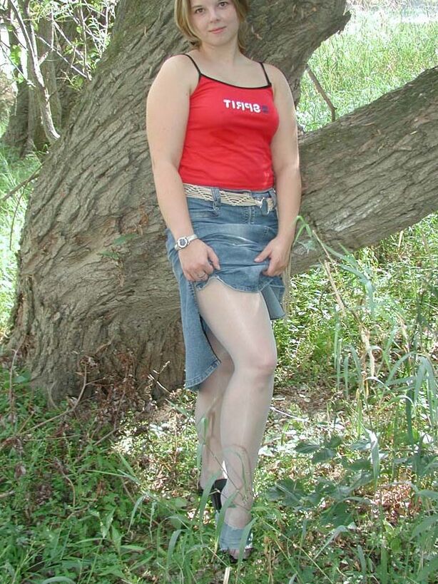 Katrin est souvent excitée dans les bois ! 