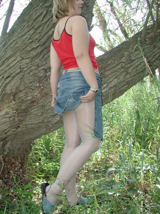 ¡Katrin a menudo se pone cachonda en el bosque! 