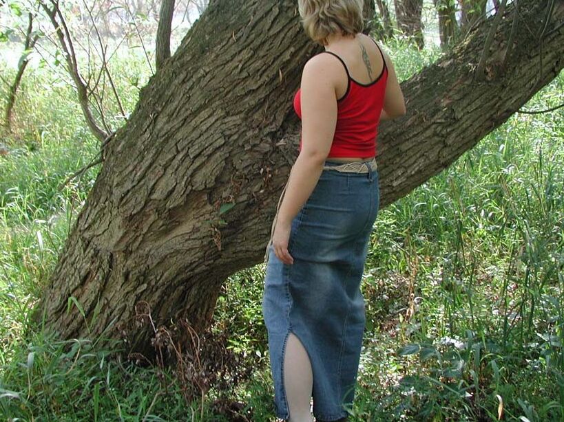 ¡Katrin a menudo se pone cachonda en el bosque! 