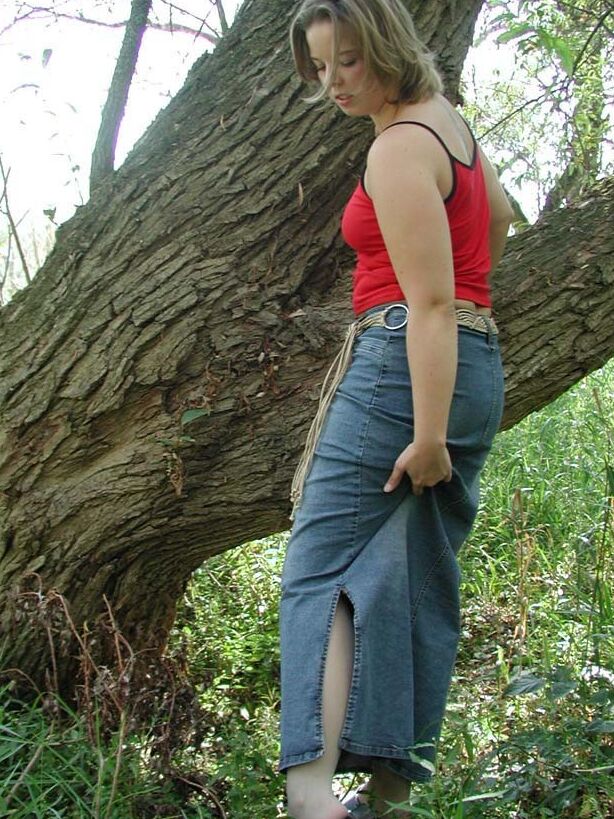 ¡Katrin a menudo se pone cachonda en el bosque! 